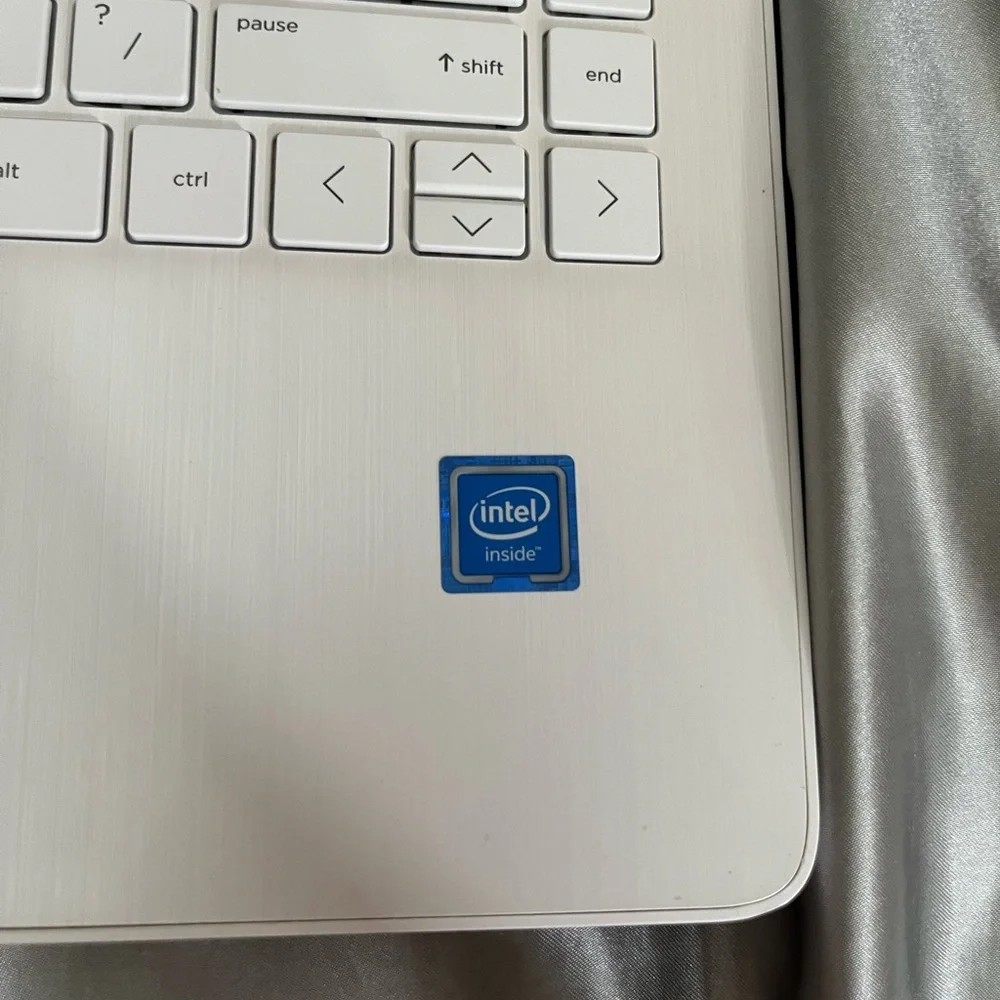 HP laptop 14 inch screen stream HD